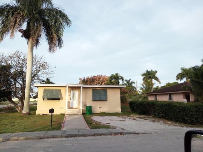 397 Cypress Ave in Pahokee, FL - Foto de edificio - Building Photo