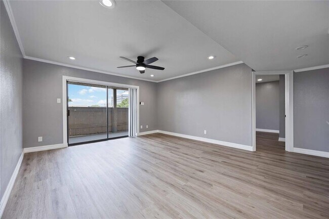 8425 Hearth Dr in Houston, TX - Building Photo - Building Photo