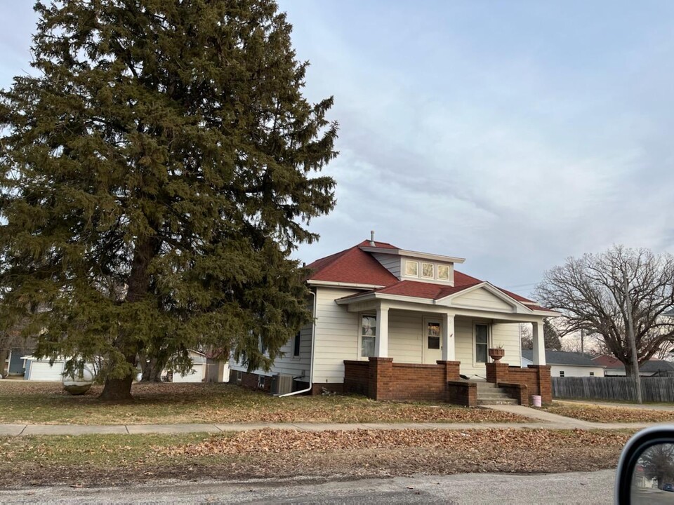 401 Willow St in Bennett, IA - Foto de edificio