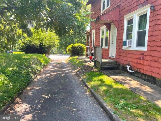 property at 622 W Bridge St