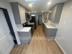 704 La Poblana Rd NW in Albuquerque, NM - Building Photo