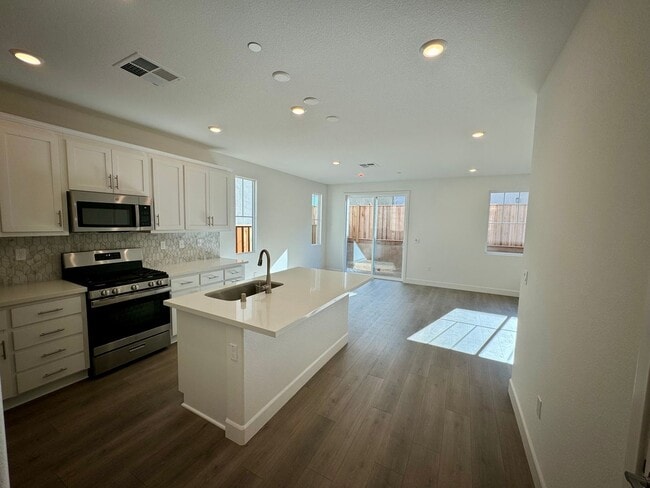 412 Mystic Ln in Pittsburg, CA - Building Photo - Building Photo