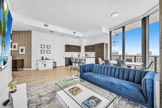 45 SW 9th St, Unit 4501 in Miami, FL - Building Photo - Building Photo