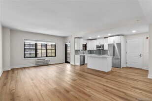 11 Purdy St in Harrison, NY - Building Photo