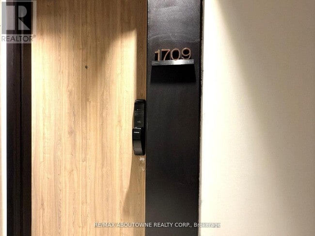 1 Fairview Rd E in Mississauga, ON - Building Photo - Building Photo