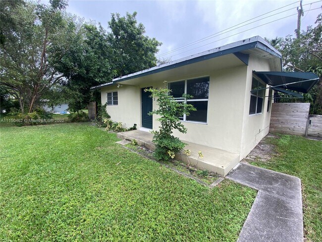 2446 Johnson St-Unit -2 in Hollywood, FL - Foto de edificio - Building Photo