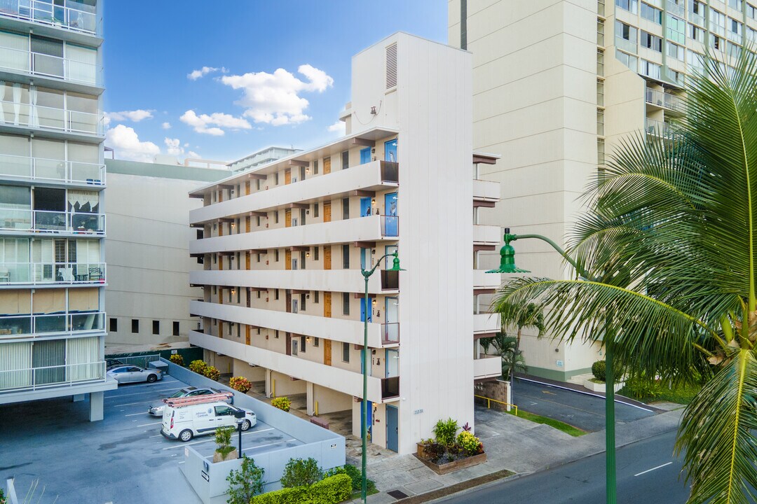 2231 Ala Wai Blvd in Honolulu, HI - Building Photo