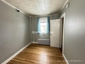 1084 School St, Unit 1 in Veazie, ME - Foto de edificio - Building Photo