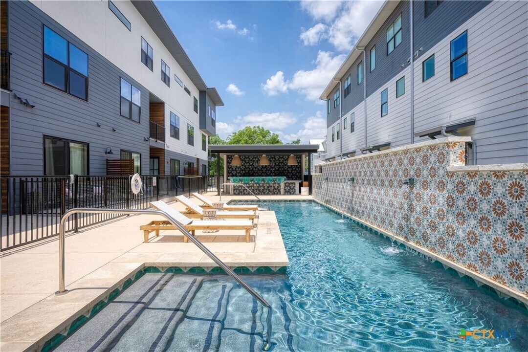 1208 N Academy Ave in New Braunfels, TX - Foto de edificio