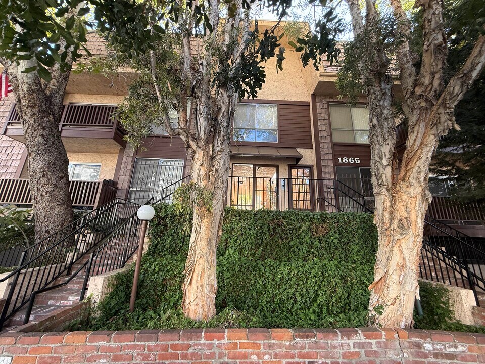 1865 Greenfield Ave, Unit 105 in Los Angeles, CA - Building Photo