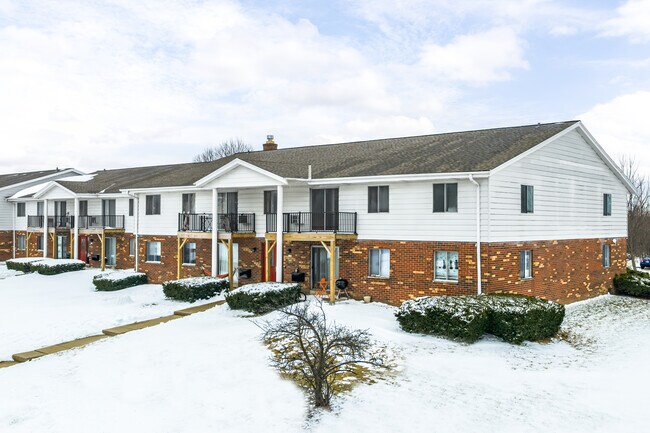 Minooka Parkway Estates in Waukesha, WI - Foto de edificio - Building Photo