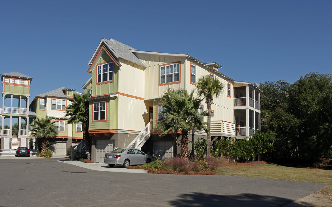 Back Bay in Folly Beach, SC - Foto de edificio