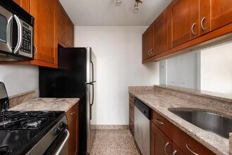 88 Battery Pl in New York, NY - Building Photo - Building Photo