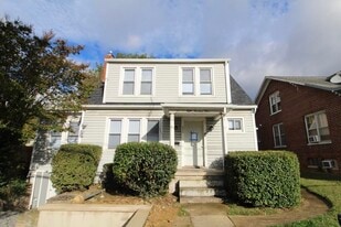 805 S High St in Harrisonburg, VA - Building Photo