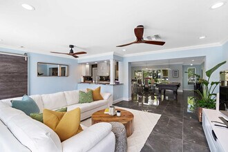 2001 NW 36th St in Oakland Park, FL - Foto de edificio - Building Photo