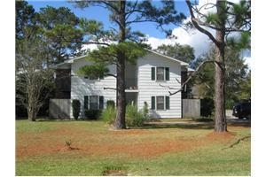 100 Champagne Cir in Moss Bluff, LA - Building Photo