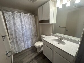 2019 Drake Court Walk in Omaha, NE - Building Photo - Building Photo