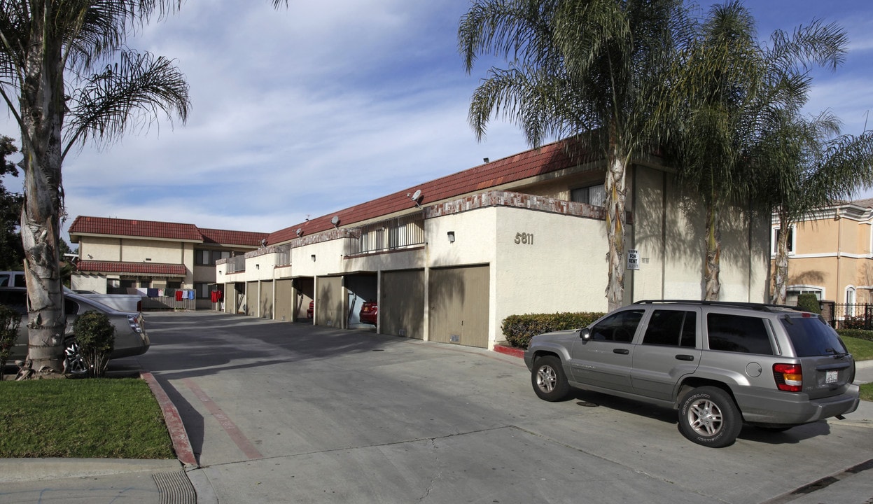 5811 Fullerton Ave in Buena Park, CA - Foto de edificio