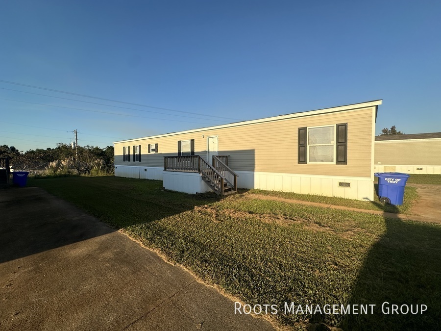 1025 Hunters Mountain Pkwy in Troy, AL - Building Photo