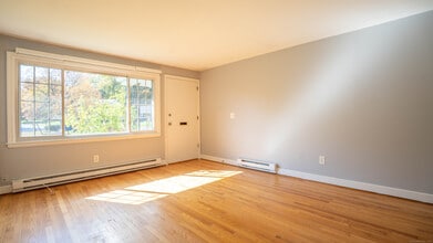 24 Coburn Cir in Newington, CT - Building Photo - Building Photo