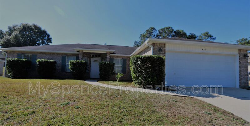421 Hatchee Dr in Crestview, FL - Foto de edificio