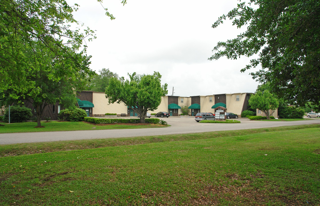 Heritage Court in Beaumont, TX - Building Photo