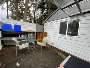 3327 Richmond Rd in Victoria, BC - Building Photo - Building Photo