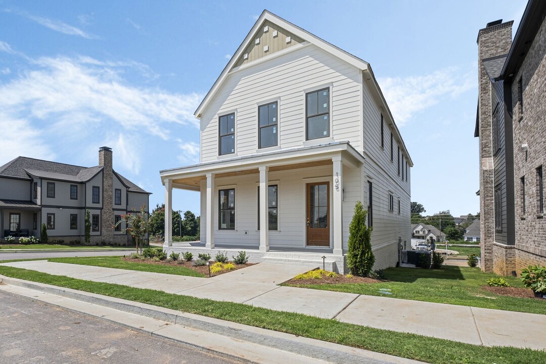 105 Cardiff Dr in Spring Hill, TN - Building Photo