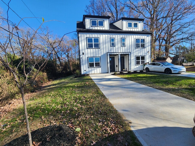 Room in Townhome on Donna Ave in Charlotte, NC - Building Photo - Building Photo