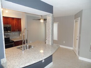 2460 NW 33rd St in Oakland Park, FL - Building Photo - Building Photo