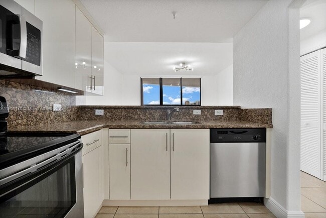 2301 SW 27th Ave, Unit 602 in Miami, FL - Foto de edificio - Building Photo