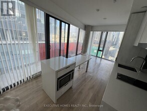 215 Queen St W in Toronto, ON - Building Photo - Building Photo