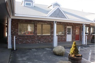 410 W Falmouth Hwy in Falmouth, MA - Building Photo