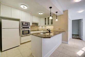 902 Memorial Village Dr in Houston, TX - Building Photo - Building Photo