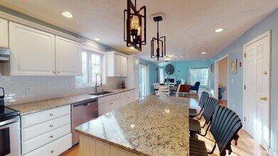 89 Nashua Rd in Pelham, NH - Foto de edificio - Building Photo