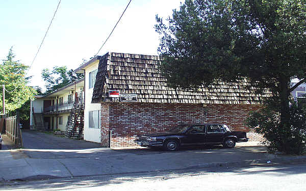 529 W Flora St in Stockton, CA - Foto de edificio