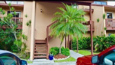 604 Lakeview Dr E in Royal Palm Beach, FL - Building Photo - Building Photo