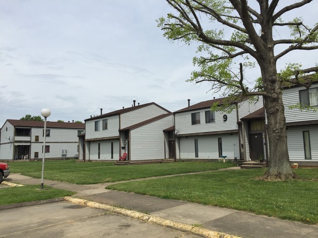 Oakwood Village in Parkersburg, WV - Foto de edificio - Building Photo