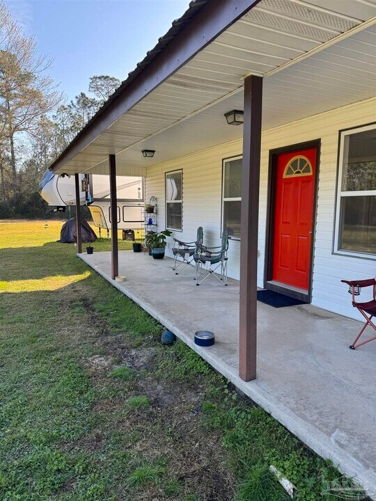 2295 Chippendale Rd in Cantonment, FL - Building Photo