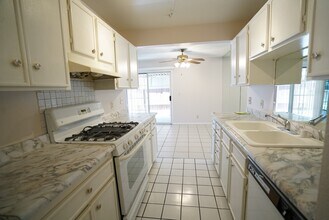 3619 Villa Knolls E Dr in Las Vegas, NV - Building Photo - Building Photo