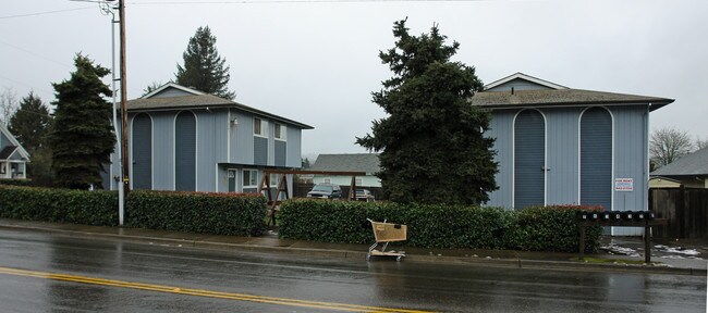 1780 E Washington St in Cottage Grove, OR - Foto de edificio - Building Photo