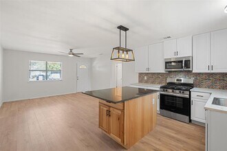 806 W 8th St in Georgetown, TX - Building Photo - Building Photo