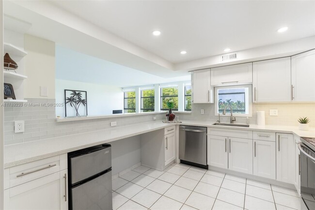 601 Three Islands Boulevard in Hallandale Beach, FL - Building Photo - Building Photo