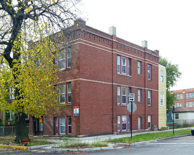 2056 N Kilbourn Ave in Chicago, IL - Foto de edificio - Primary Photo