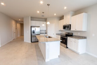 4389 Lago Cir in Winter Beach, FL - Building Photo - Building Photo
