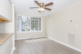 1700 N Elm St in Greensboro, NC - Building Photo - Building Photo