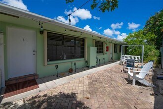 805 NE 40th St, Unit 1 in Oakland Park, FL - Building Photo - Building Photo