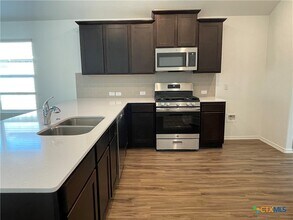 214 Escondido Cir in San Marcos, TX - Building Photo - Building Photo