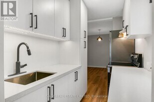 633 St Clair Ave W in Toronto, ON - Building Photo