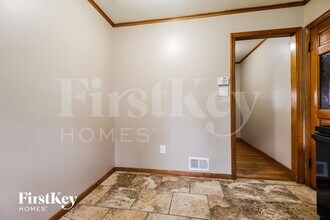 9936 E 36th St S in Independence, MO - Foto de edificio - Building Photo